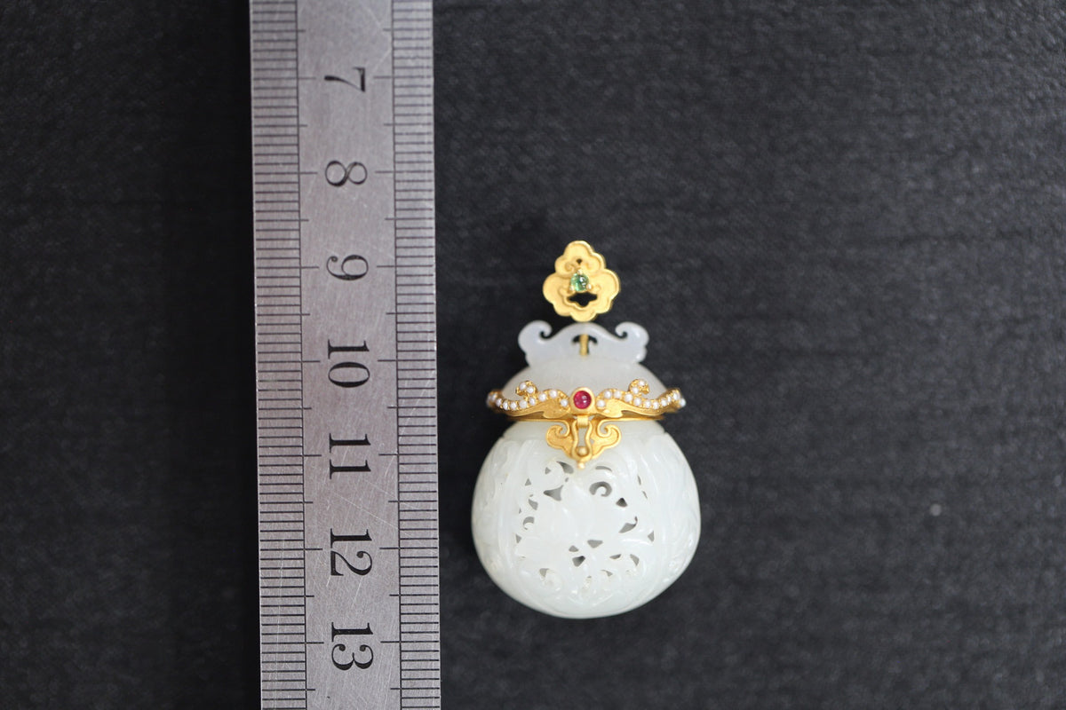 GALET 028 · Suet White — nephrite jade pendant, size reference