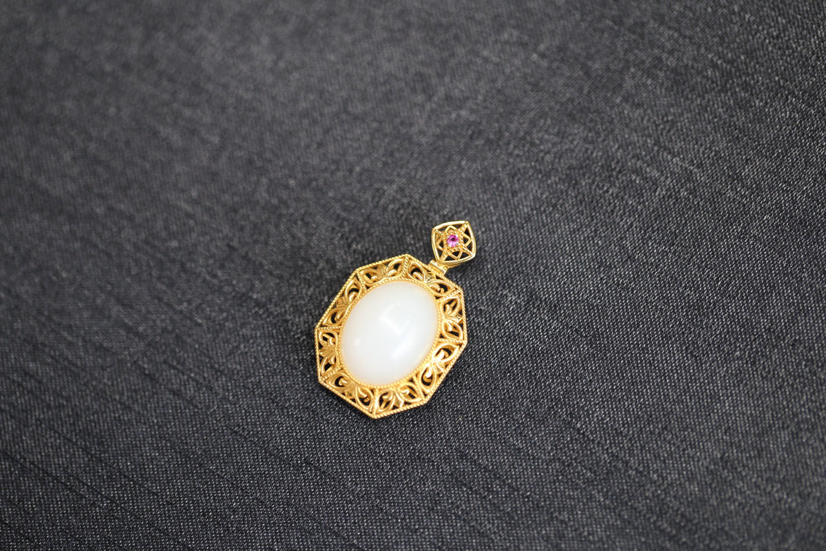GALET 029 · Suet White — nephrite jade pendant, detail