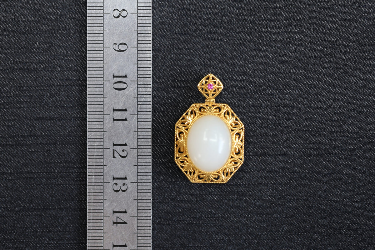 GALET 029 · Suet White — nephrite jade pendant, size reference