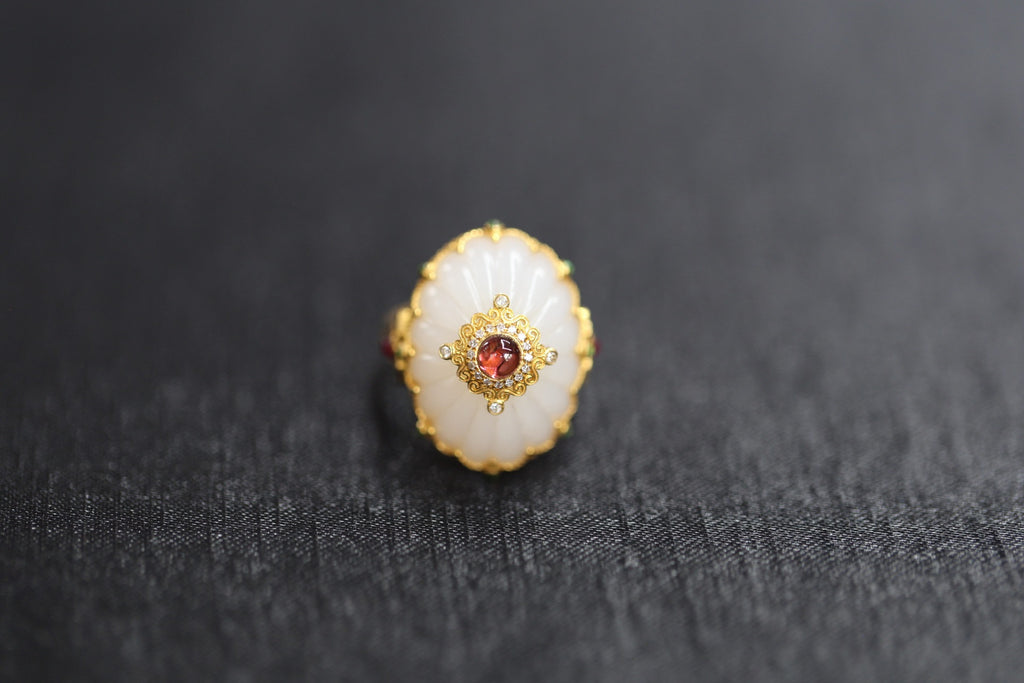 GALET 030 · Suet White — nephrite jade ring, detail