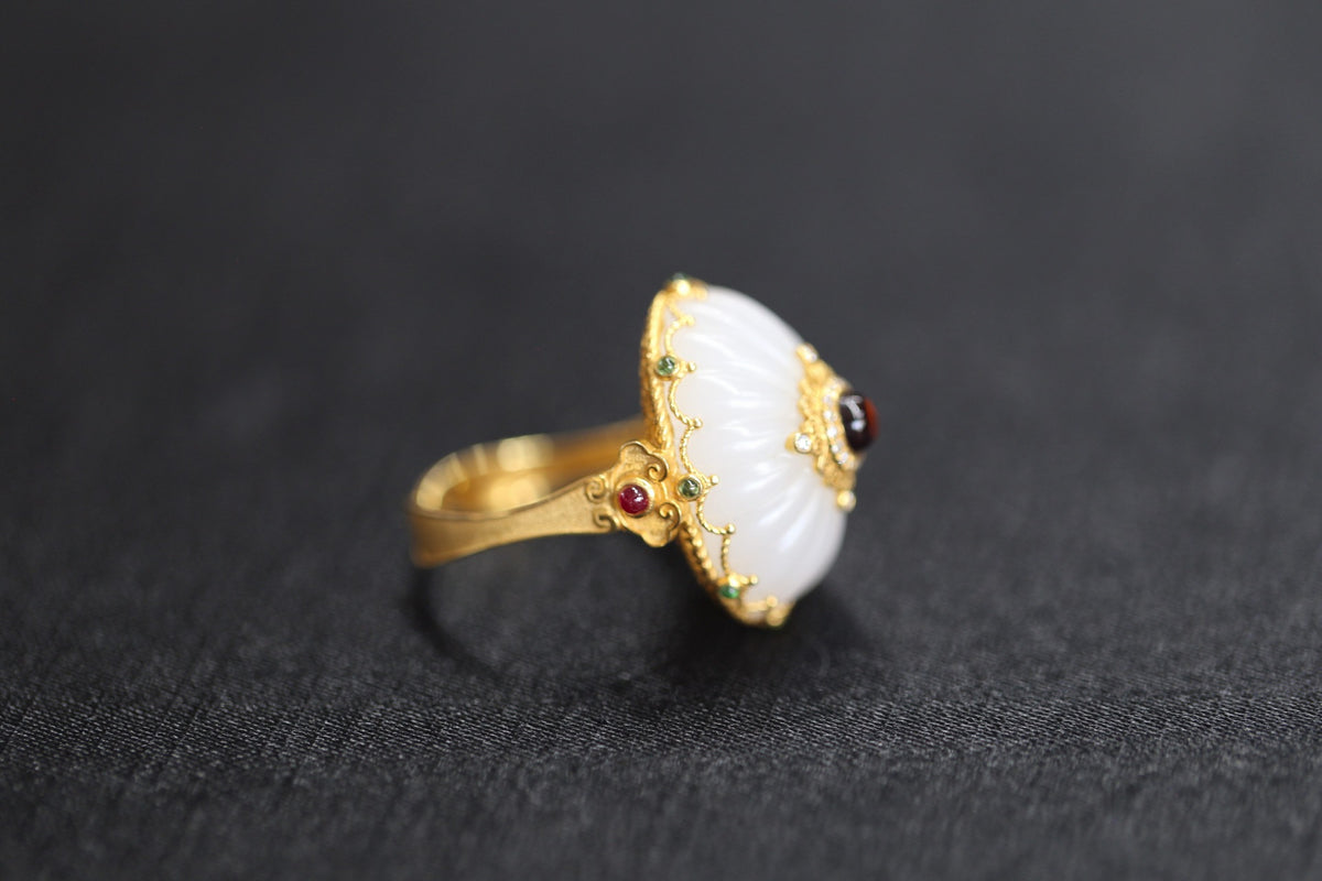 GALET 030 · Suet White — nephrite jade ring, side view