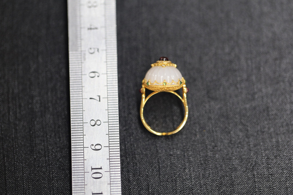 GALET 030 · Suet White — nephrite jade ring, size reference