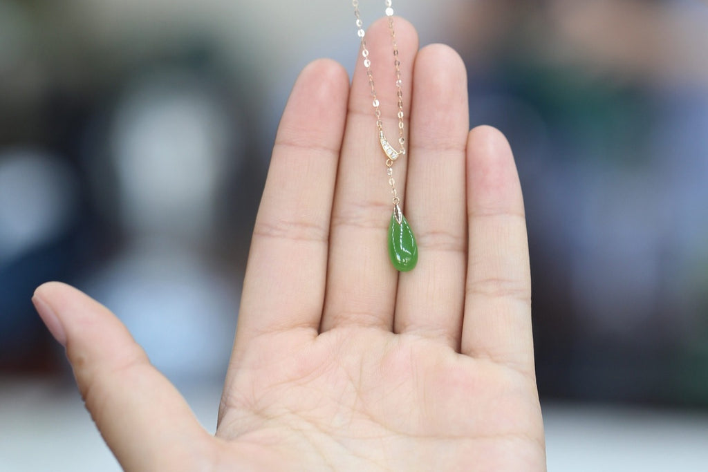 GALET 032 · Willow Green — nephrite jade necklace, in the hand