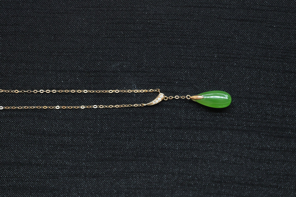 GALET 032 · Willow Green — nephrite jade necklace, detail