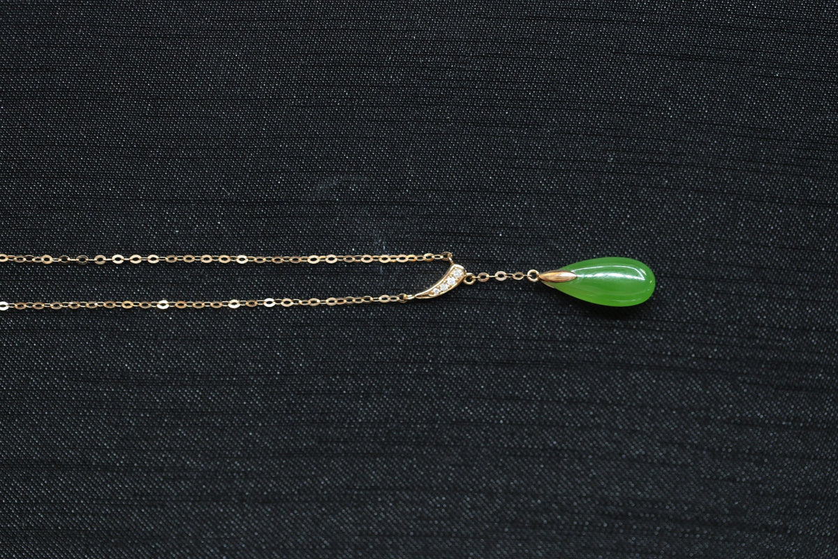 GALET 032 · Willow Green — nephrite jade necklace, detail