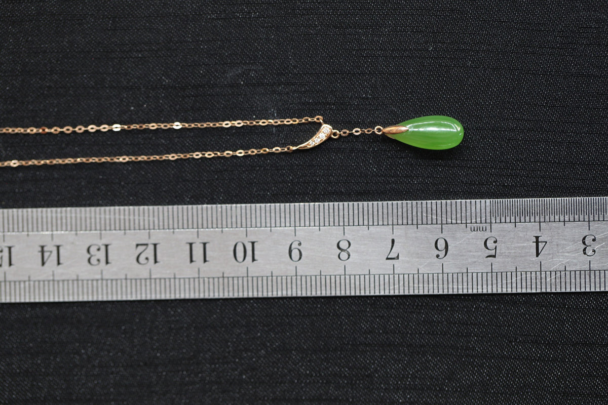 GALET 032 · Willow Green — nephrite jade necklace, size reference