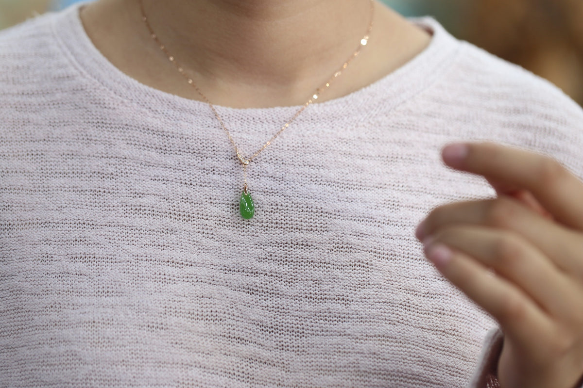 GALET 032 · Willow Green — nephrite jade necklace, on the model