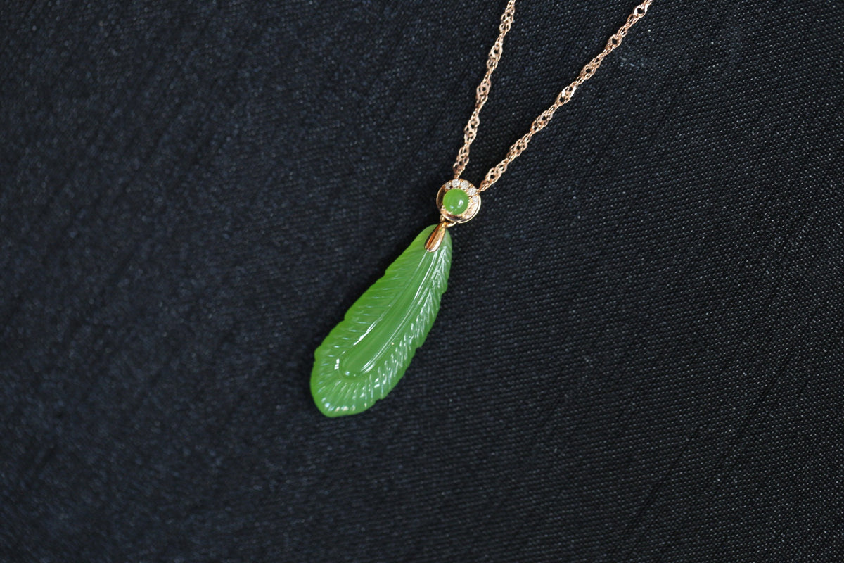 GALET 033 · Willow Green — nephrite jade pendant, front