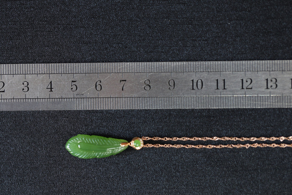 GALET 033 · Willow Green — nephrite jade pendant, size reference