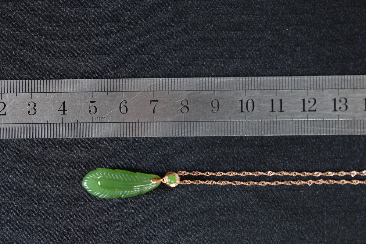 GALET 033 · Willow Green — nephrite jade pendant, size reference