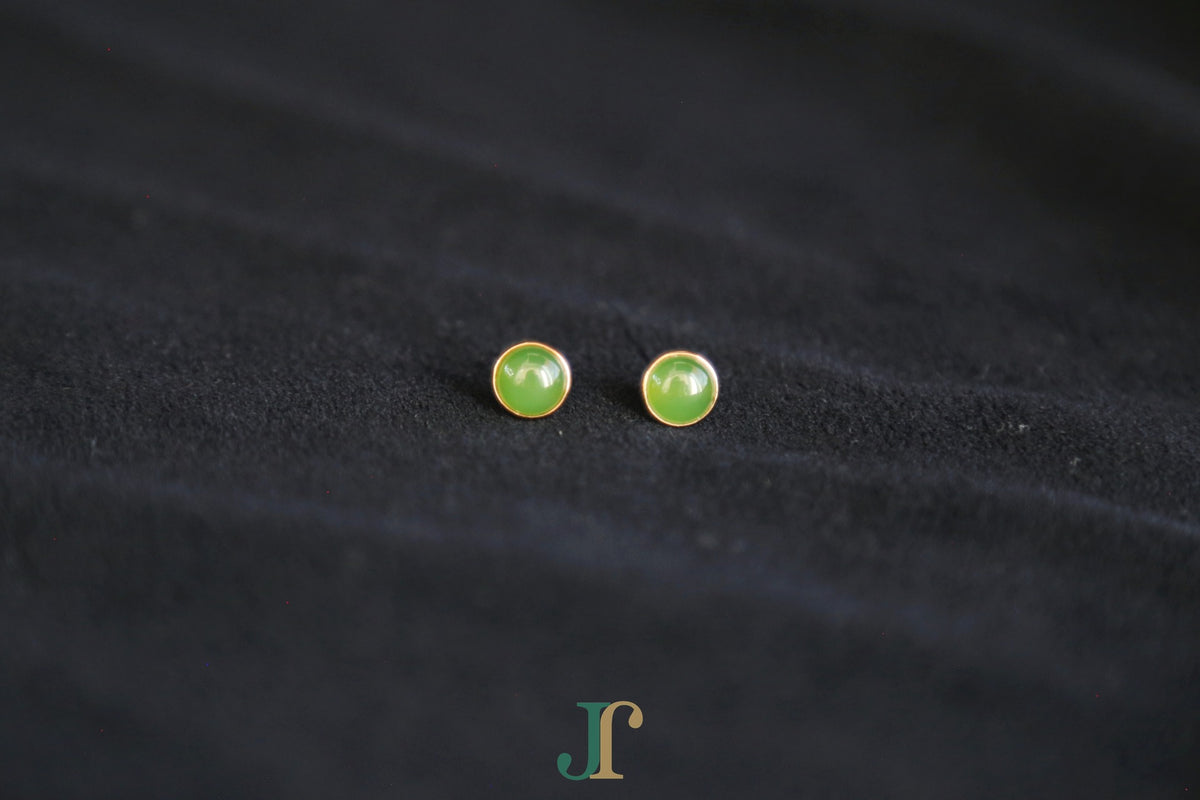 GALET 035 · Willow Green — nephrite jade earrings, detail