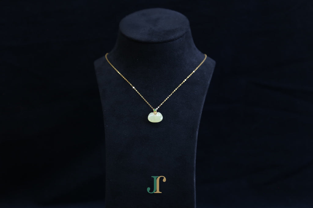 GALET 039 · Golden Green — nephrite jade necklace, on a display bust