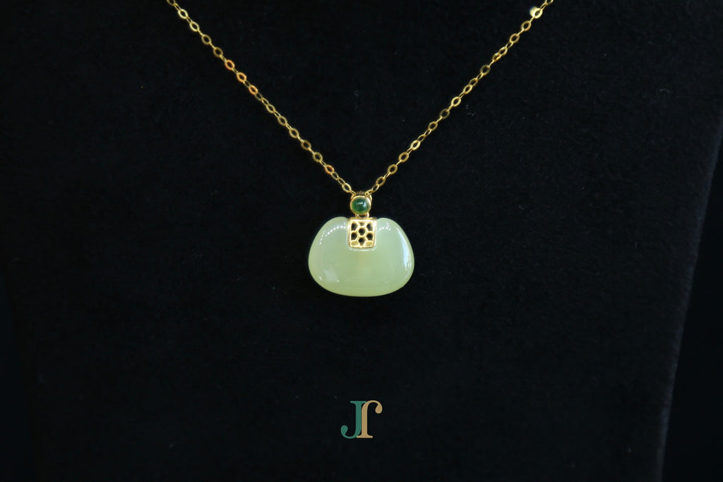 GALET 039 · Golden Green — nephrite jade necklace, detail