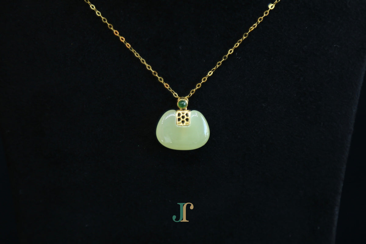 GALET 039 · Golden Green — nephrite jade necklace, detail