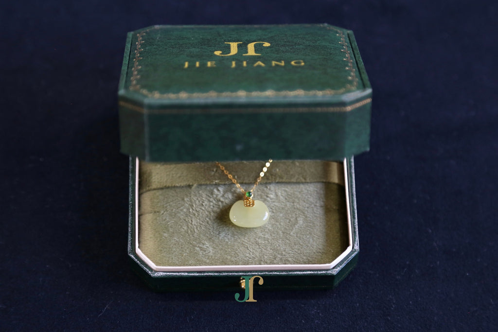 GALET 039 · Golden Green — nephrite jade necklace, in the box