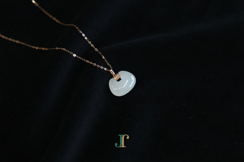 GALET 040 · Suet White — nephrite jade necklace, detail