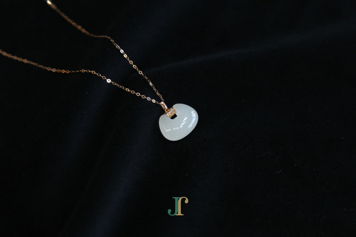 GALET 040 · Suet White — nephrite jade necklace, detail