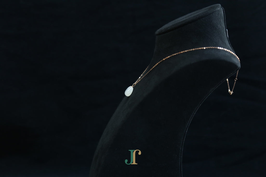 GALET 040 · Suet White — nephrite jade necklace, side view
