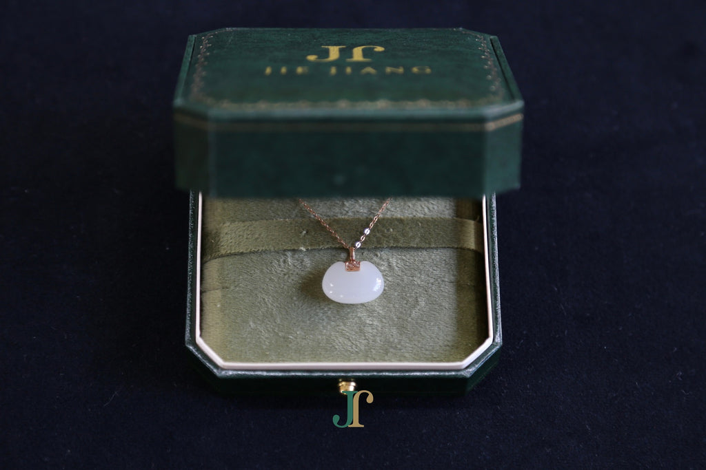 GALET 040 · Suet White — nephrite jade necklace, in the box