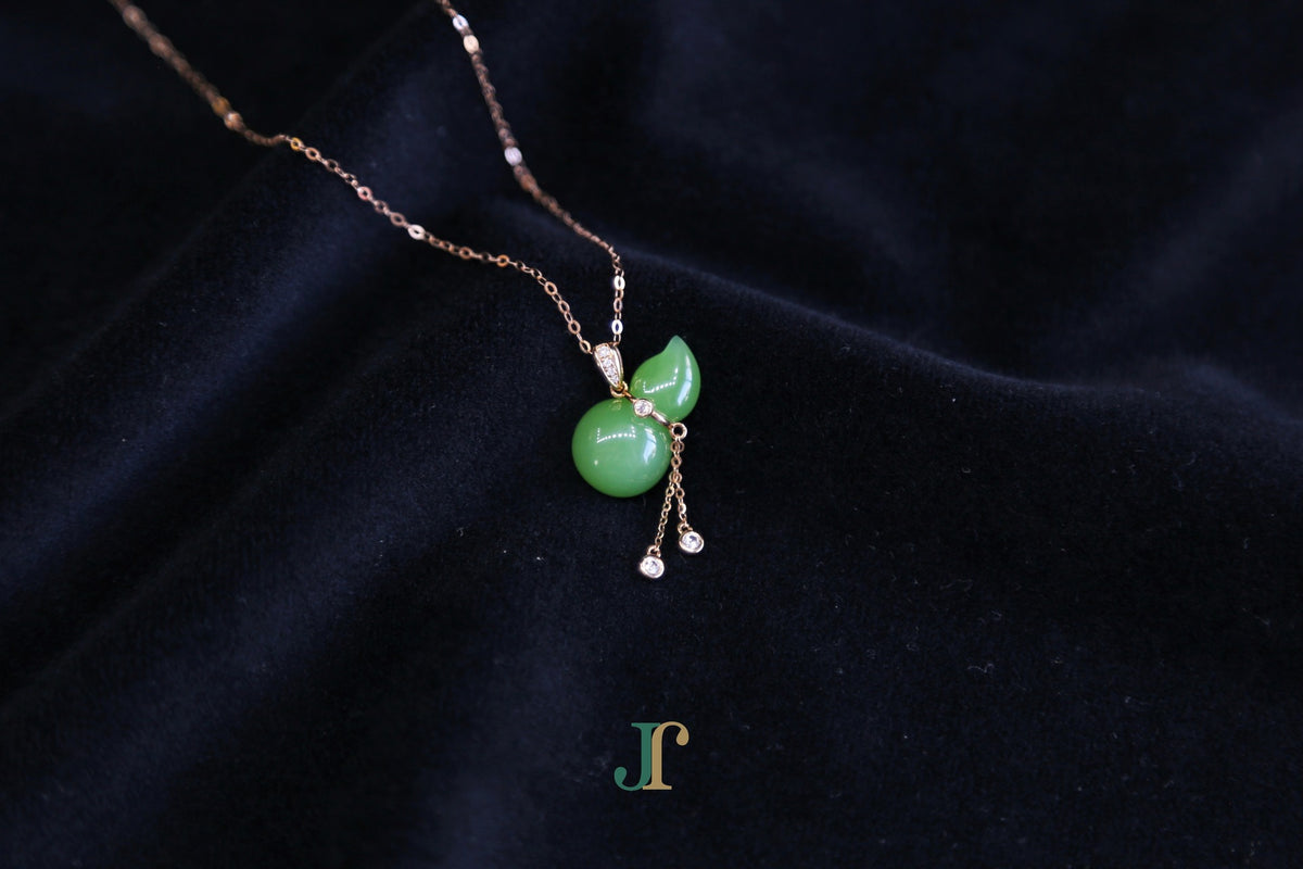 GALET 041 · Willow Green — nephrite jade necklace, detail