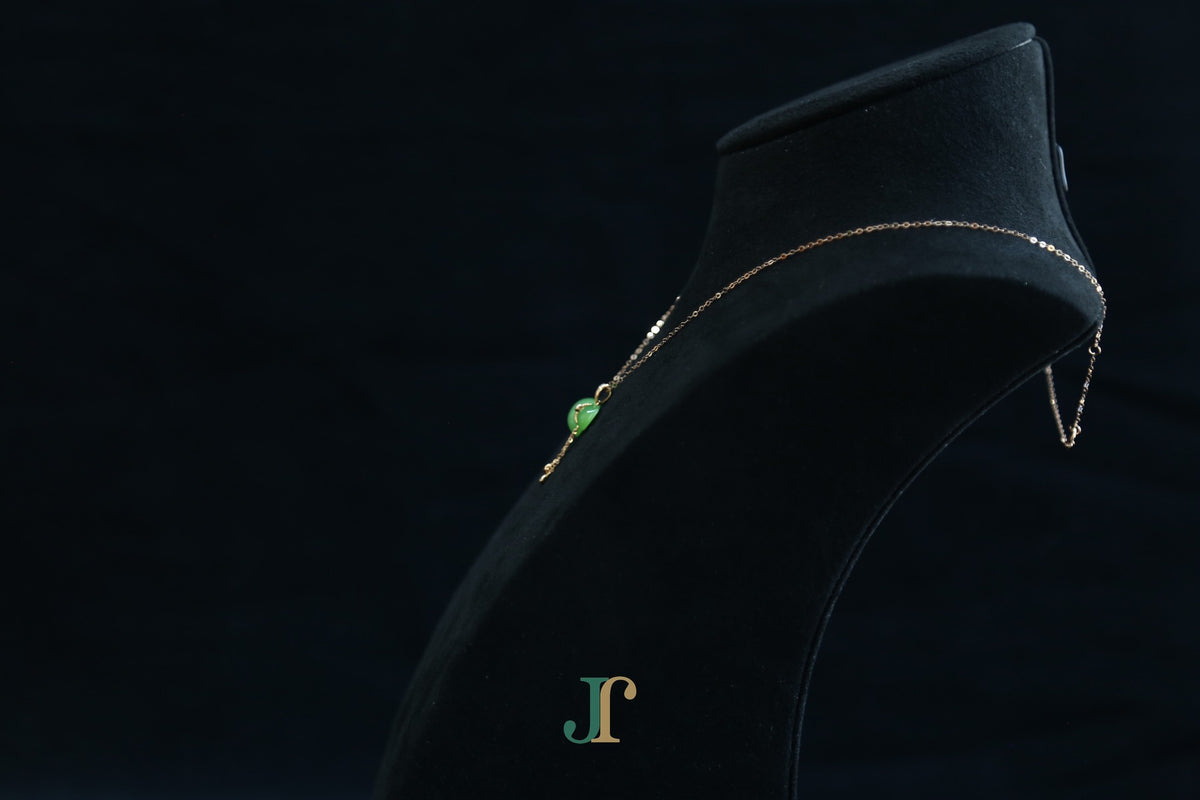 GALET 041 · Willow Green — nephrite jade necklace, side view