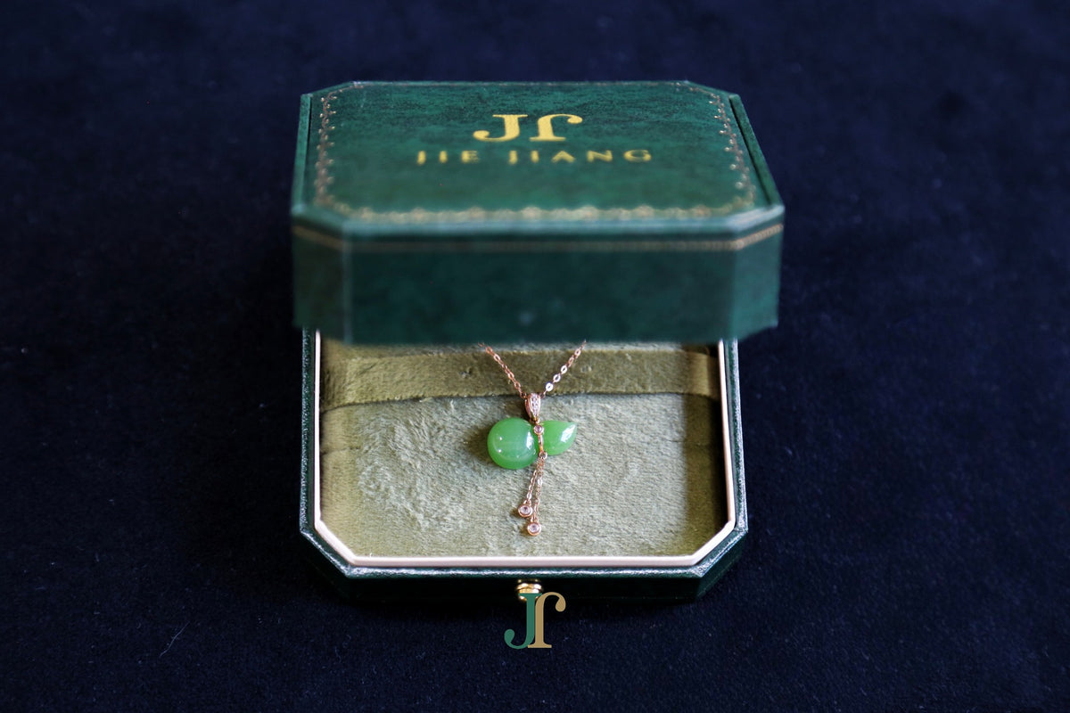 GALET 041 · Willow Green — nephrite jade necklace, in the box