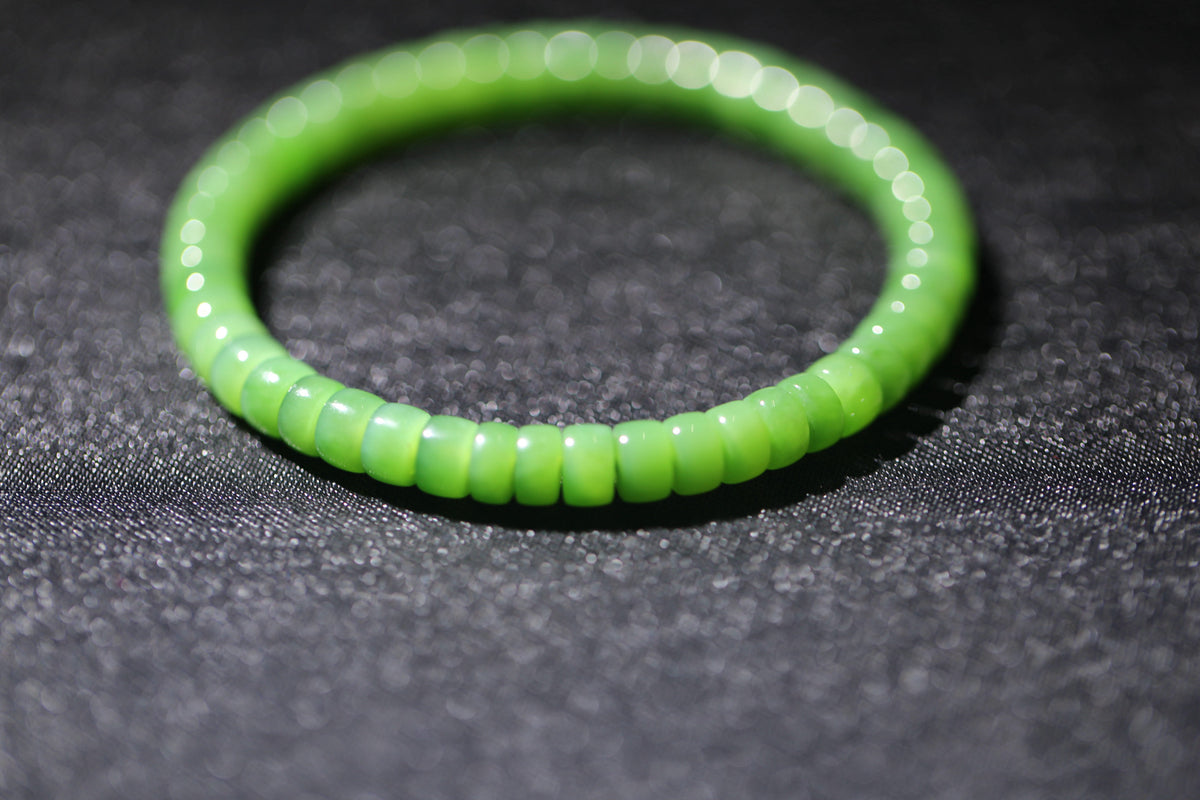 PASTILLE Disc 6×3 · Willow Green 1 — nephrite jade pastille bracelet, detail
