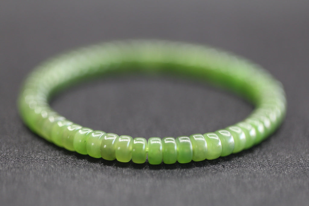 PASTILLE Disc 6×3 · Willow Green 2 — nephrite jade pastille bracelet, detail