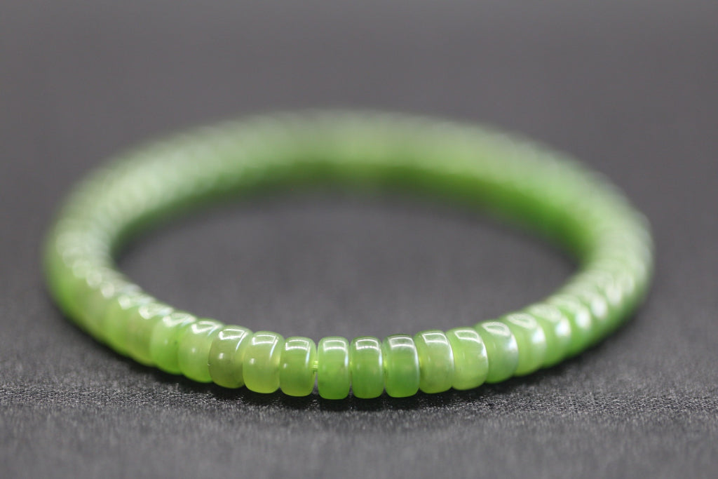 PASTILLE Disc 6×3 · Willow Green 2 — nephrite jade pastille bracelet, close view