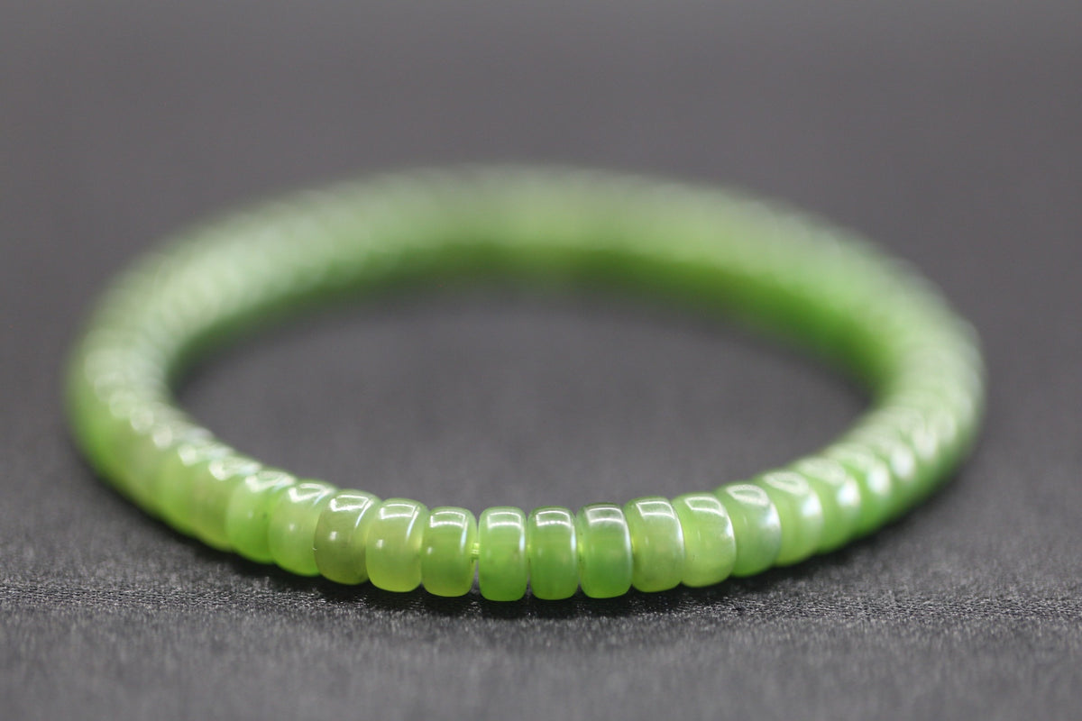 PASTILLE Disc 6×3 · Willow Green 2 — nephrite jade pastille bracelet, close view