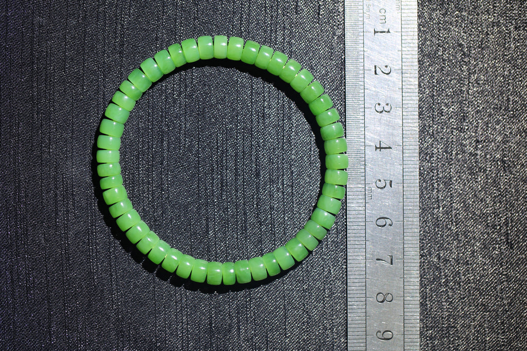 PASTILLE Disc 6×3 · Willow Green 1 — nephrite jade pastille bracelet, size reference