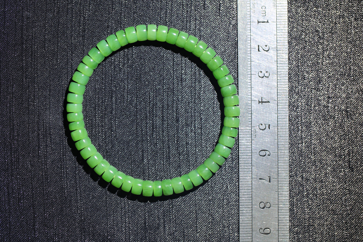 PASTILLE Disc 6×3 · Willow Green 1 — nephrite jade pastille bracelet, size reference