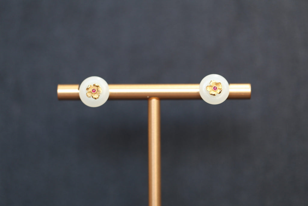 PASTILLE Fleur 9.5 · Suet White — nephrite jade earrings, front
