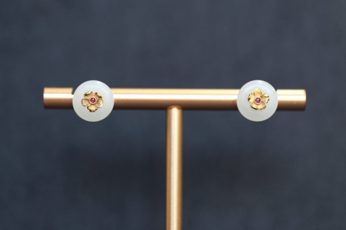 PASTILLE Fleur 9.5 · Suet White — nephrite jade earrings, detail