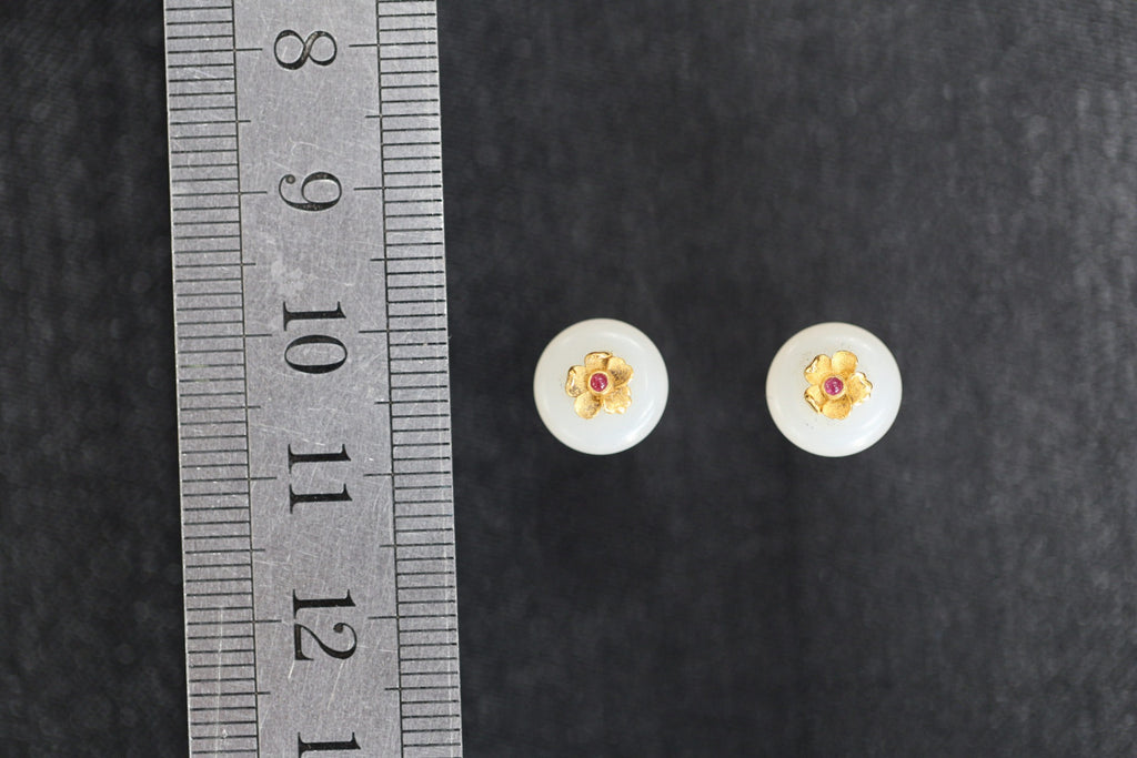 PASTILLE Fleur 9.5 · Suet White — nephrite jade earrings, size reference