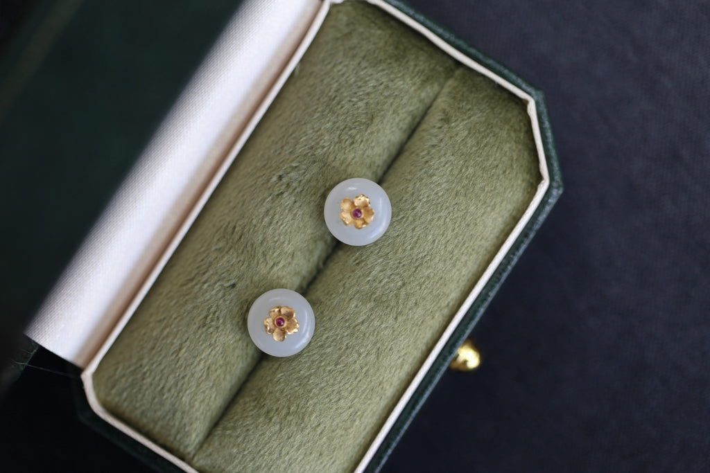 PASTILLE Fleur 9.5 · Suet White — nephrite jade earrings, packaging
