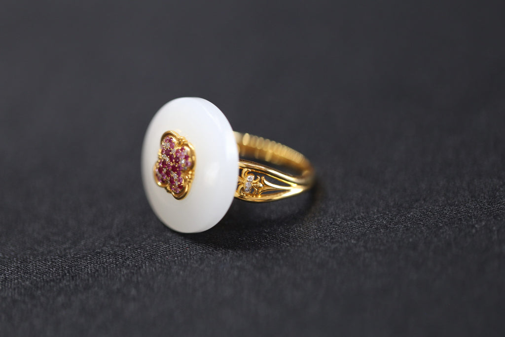 PASTILLE Fluer 20 · Suet White — nephrite jade ring, detail