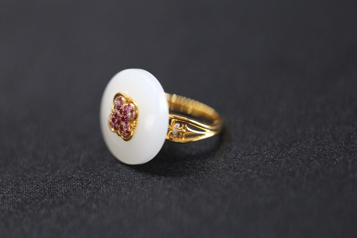 PASTILLE Fluer 20 · Suet White — nephrite jade ring, detail