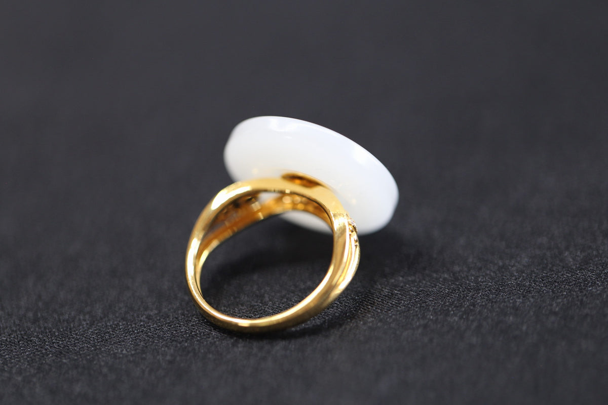 PASTILLE Fluer 20 · Suet White — nephrite jade ring, side view
