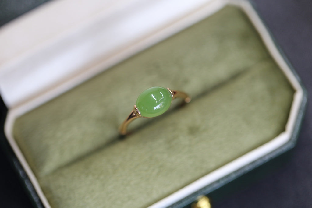 PILLAR Bean 7×7.9 · Willow Green — nephrite jade ring, packaging