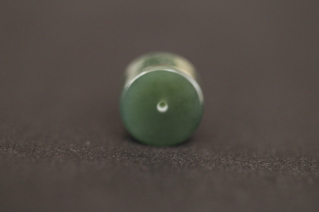 PILLAR Pure 16×11.2 · Spinach Green — nephrite jade pendant, end view