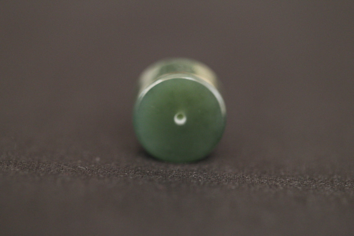 PILLAR Pure 16×11.2 · Spinach Green — nephrite jade pendant, end view