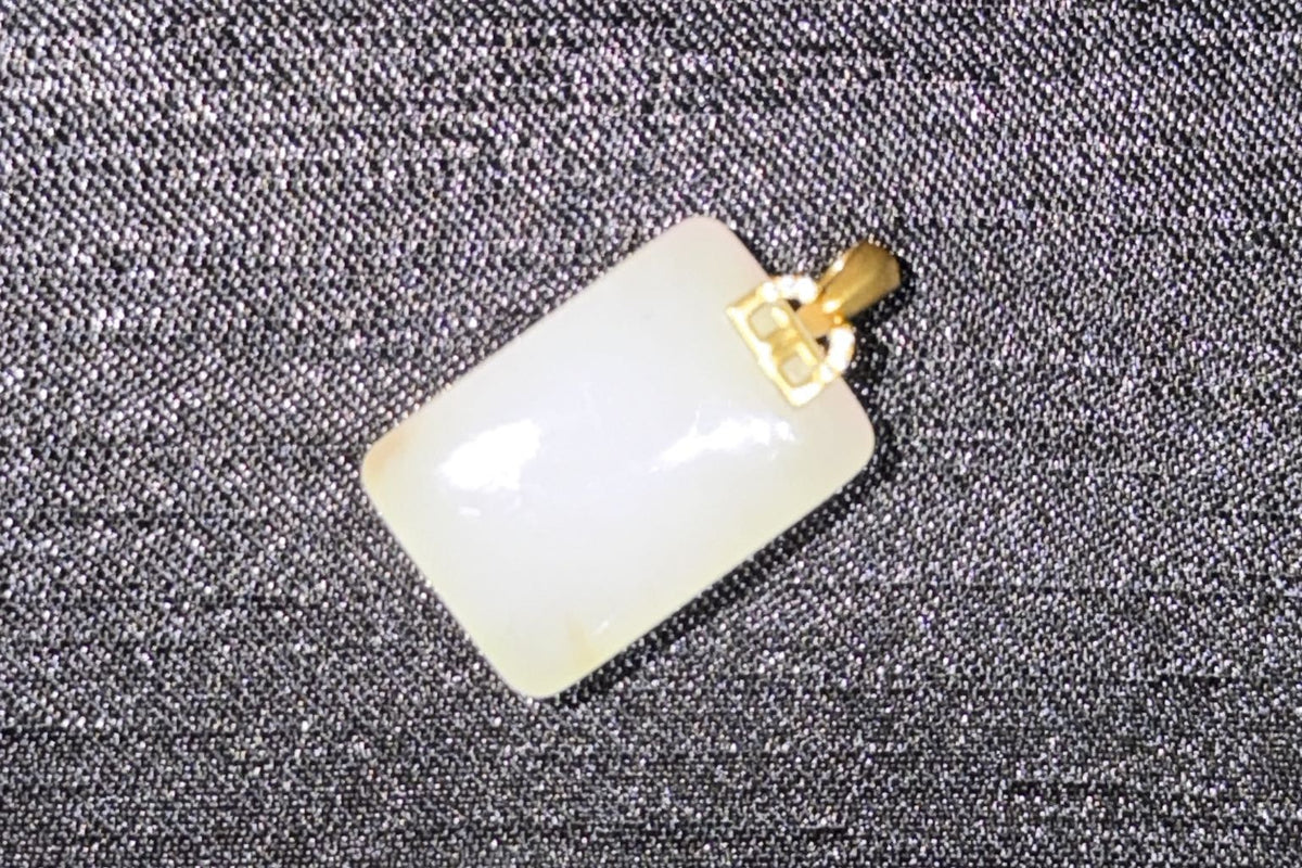 TABULA 001 · Suet White — nephrite jade pendant, setting detail