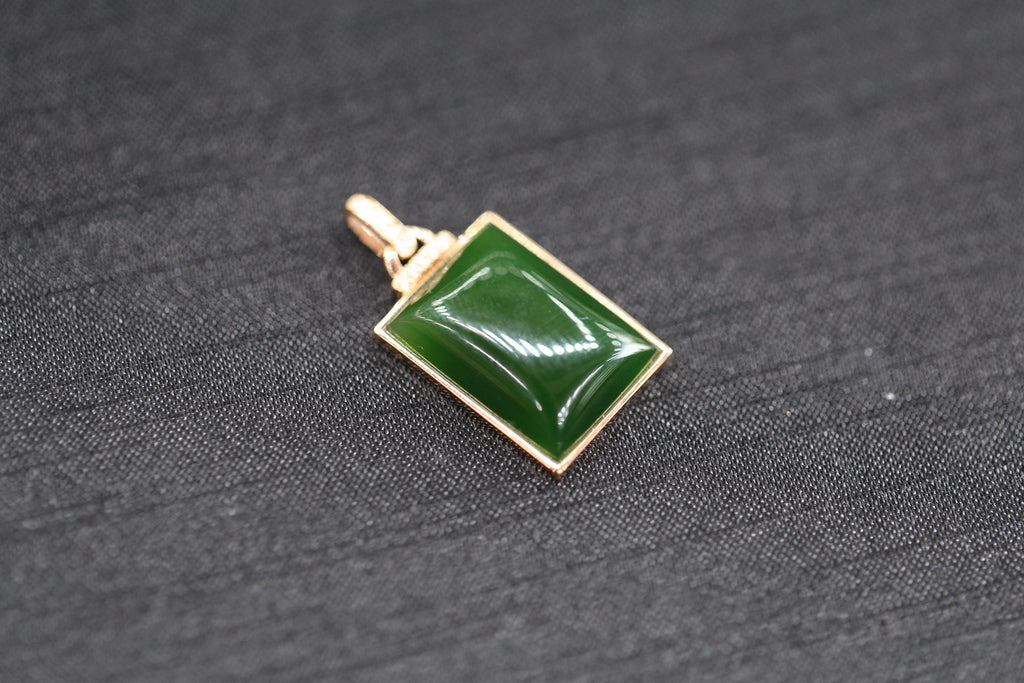 TABULA 003 · Spinach Green — nephrite jade pendant, setting detail