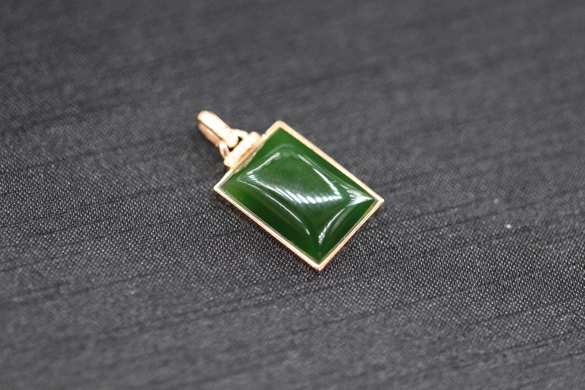 TABULA 003 · Spinach Green — nephrite jade pendant, setting detail