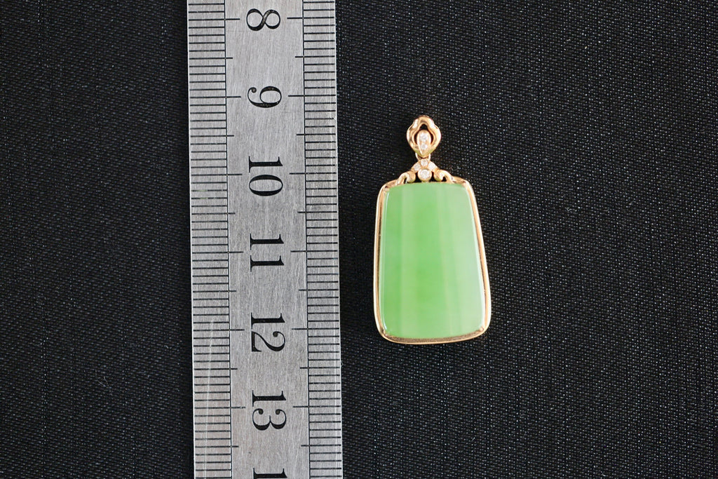 TABULA 004 · Willow Green — nephrite jade pendant, detail