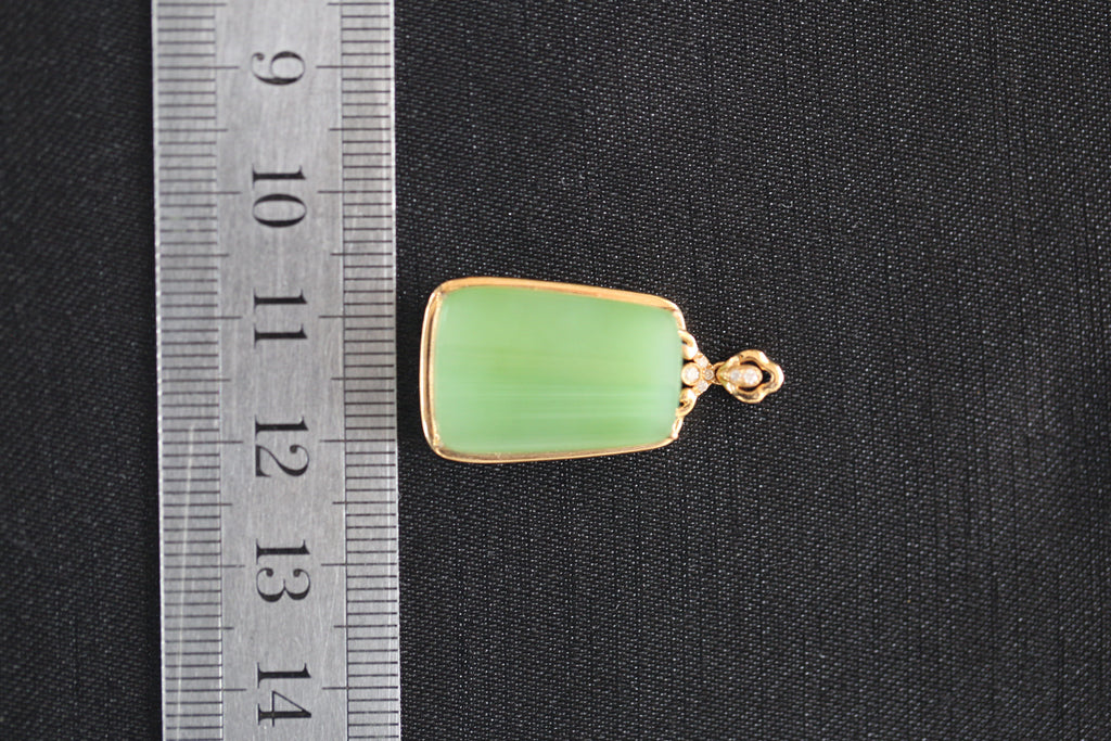 TABULA 004 · Willow Green — nephrite jade pendant, size reference