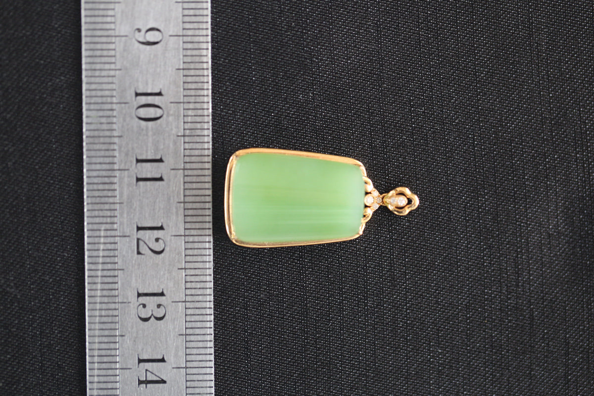 TABULA 004 · Willow Green — nephrite jade pendant, size reference