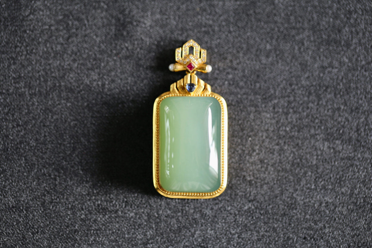 TABULA 005 · Willow Green — nephrite jade pendant, front