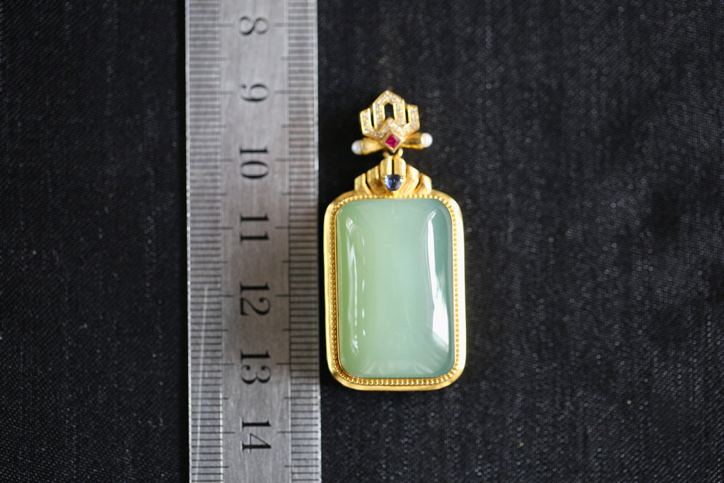 TABULA 005 · Willow Green — nephrite jade pendant, detail